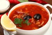 Суп с копченой колбасой – полноценное первое блюдо 