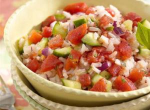 Салат с огурцом и колбасой: рецепты с солеными и свежими огурцами С добавлением риса