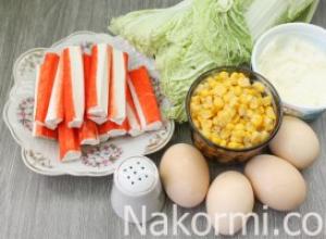 Ensalada de palitos de cangrejo, col china, maíz y huevos